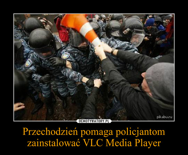 Przechodzień pomaga policjantom zainstalować VLC Media Player