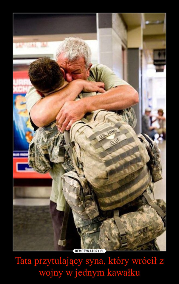 Tata przytulający syna, który wrócił z wojny w jednym kawałku –  