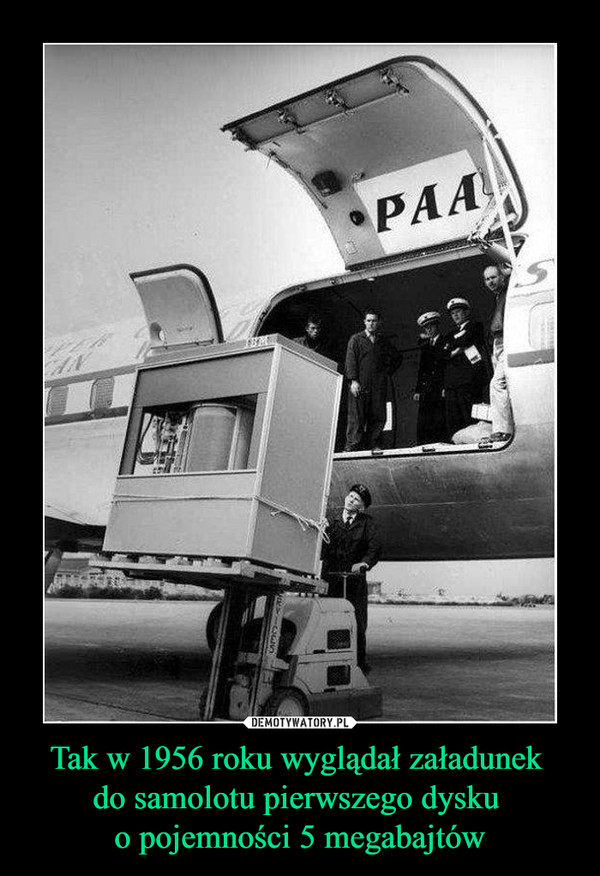 Tak w 1956 roku wyglądał załadunek do samolotu pierwszego dysku o pojemności 5 megabajtów –  