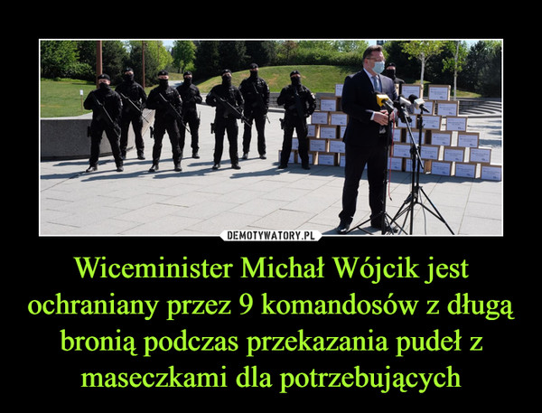Wiceminister Michał Wójcik jest ochraniany przez 9 komandosów z długą bronią podczas przekazania pudeł z maseczkami dla potrzebujących