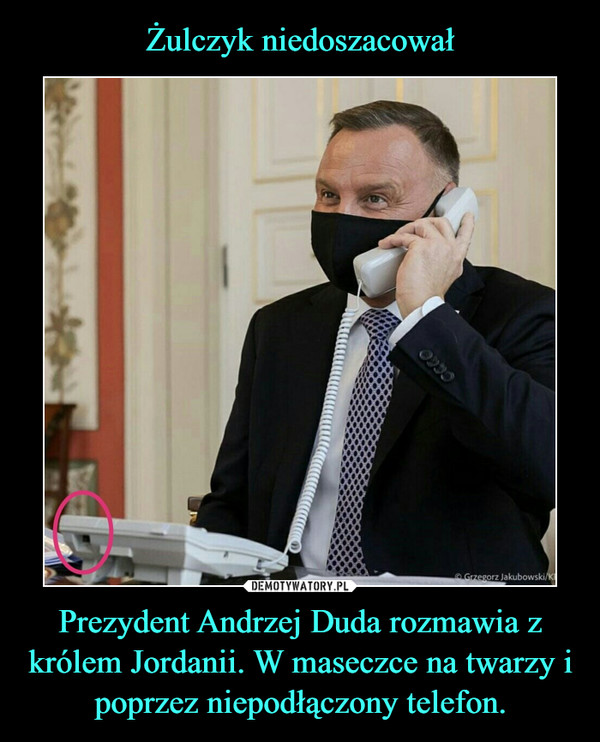 Żulczyk niedoszacował Prezydent Andrzej Duda rozmawia z królem Jordanii. W maseczce na twarzy i poprzez niepodłączony telefon.