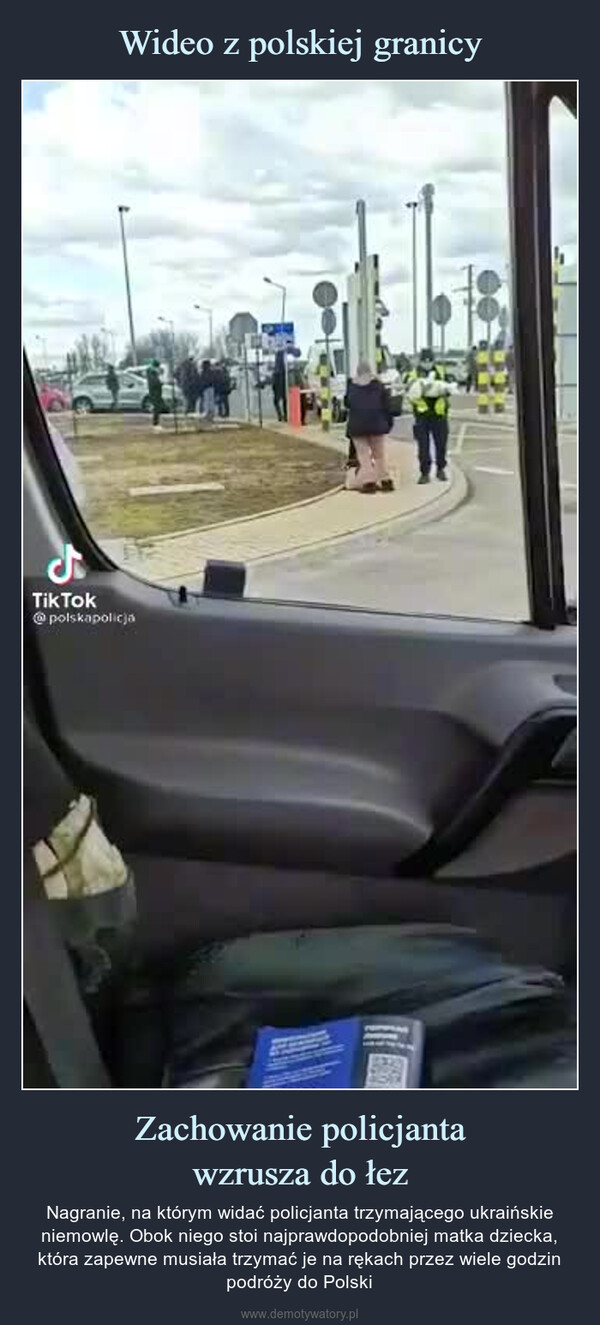 Zachowanie policjantawzrusza do łez – Nagranie, na którym widać policjanta trzymającego ukraińskie niemowlę. Obok niego stoi najprawdopodobniej matka dziecka, która zapewne musiała trzymać je na rękach przez wiele godzin podróży do Polski 