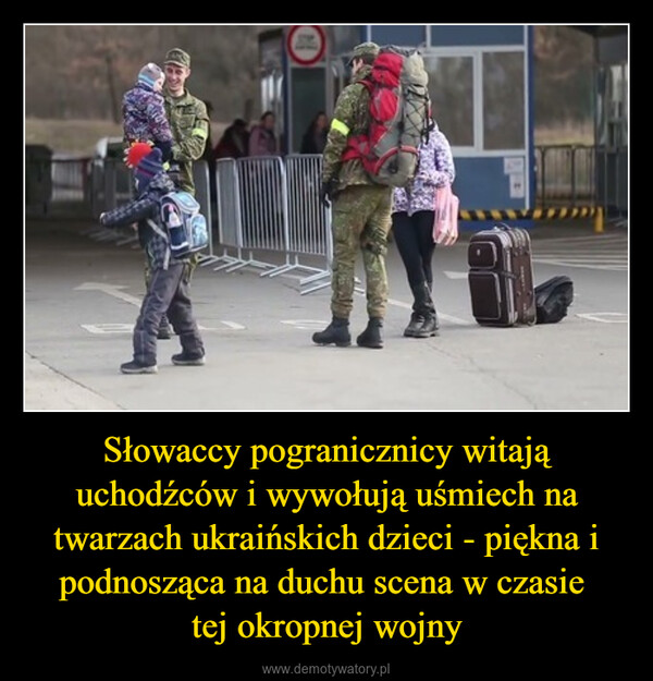 Słowaccy pogranicznicy witają uchodźców i wywołują uśmiech na twarzach ukraińskich dzieci - piękna i podnosząca na duchu scena w czasie tej okropnej wojny –  