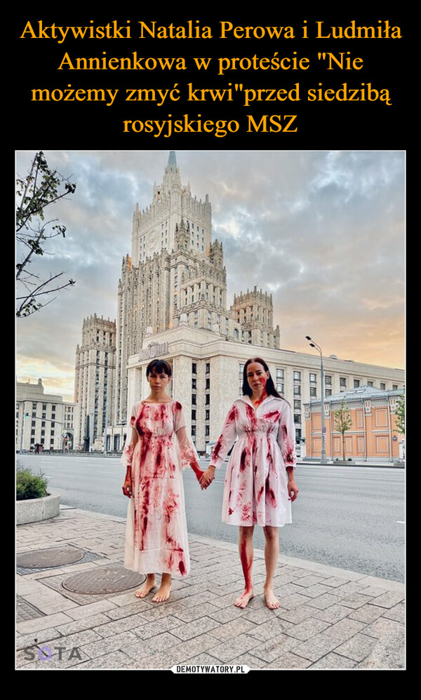 Aktywistki Natalia Perowa i Ludmiła Annienkowa w proteście "Nie możemy zmyć krwi"przed siedzibą rosyjskiego MSZ