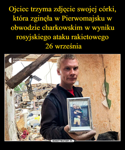 Ojciec trzyma zdjęcie swojej córki, która zginęła w Pierwomajsku w obwodzie charkowskim w wyniku rosyjskiego ataku rakietowego
 26 września