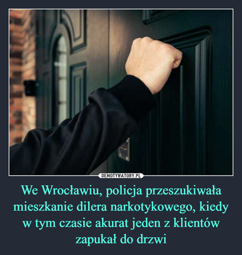 We Wrocławiu, policja przeszukiwała mieszkanie dilera narkotykowego, kiedy w tym czasie akurat jeden z klientów zapukał do drzwi