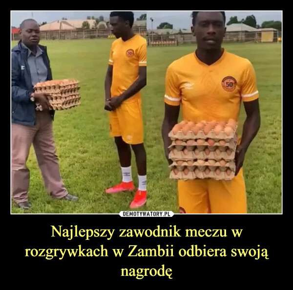 Najlepszy zawodnik meczu w rozgrywkach w Zambii odbiera swoją nagrodę –  