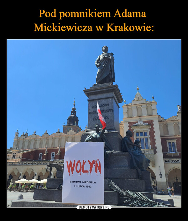 Pod pomnikiem Adama 
Mickiewicza w Krakowie: