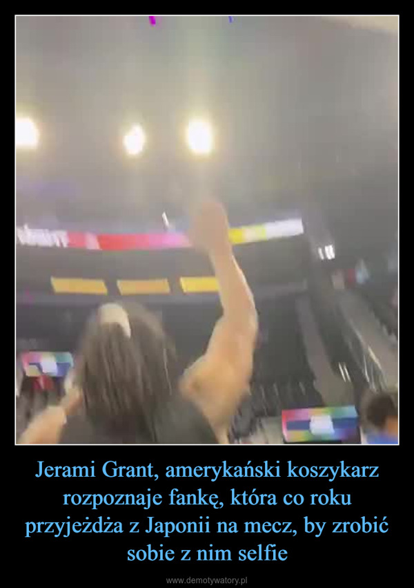 Jerami Grant, amerykański koszykarz rozpoznaje fankę, która co roku przyjeżdża z Japonii na mecz, by zrobić sobie z nim selfie –  Jerami Grant recognizeda fan that visits fromJapan every year